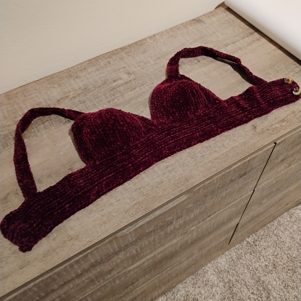 crochet crop top. 🍷